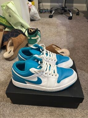 Nike Low-Top Sneakers in White & Teal Blue